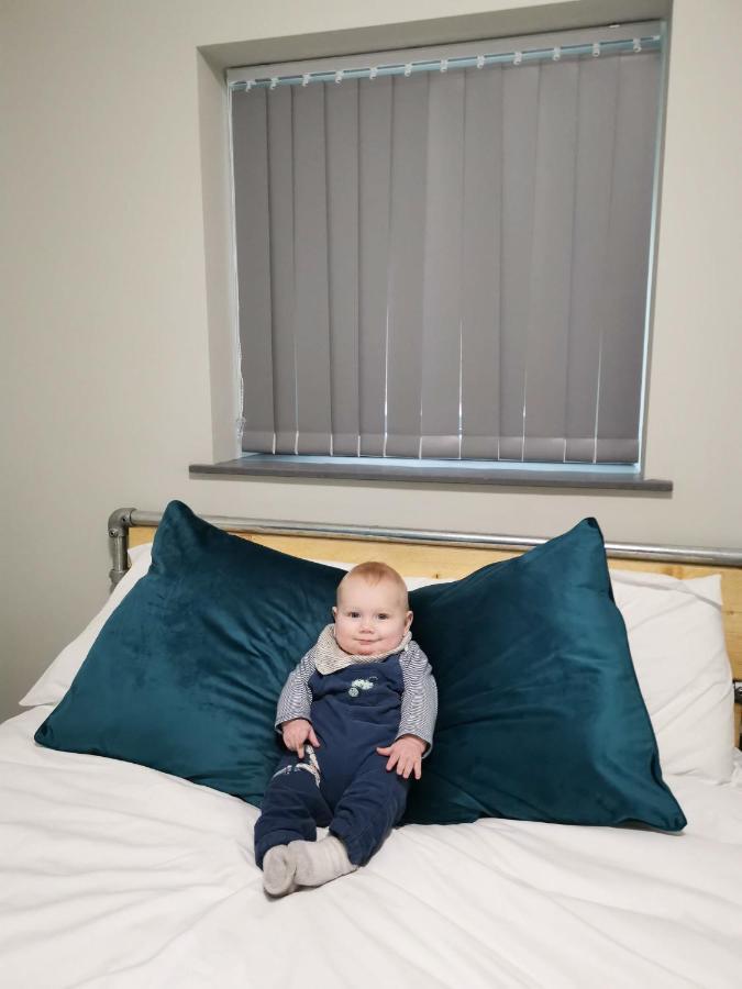 Cwtsh Hostel Swansea Exterior photo A baby on a bed