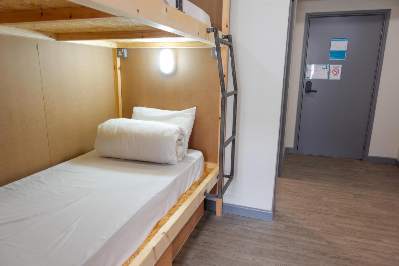 Cwtsh Hostel Swansea Exterior photo A typical room at the hotel